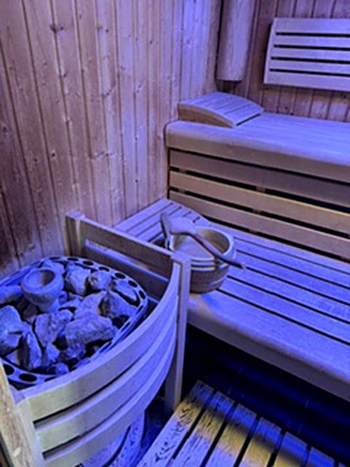 Sauna z kamieniami w hotelu Bayjonn